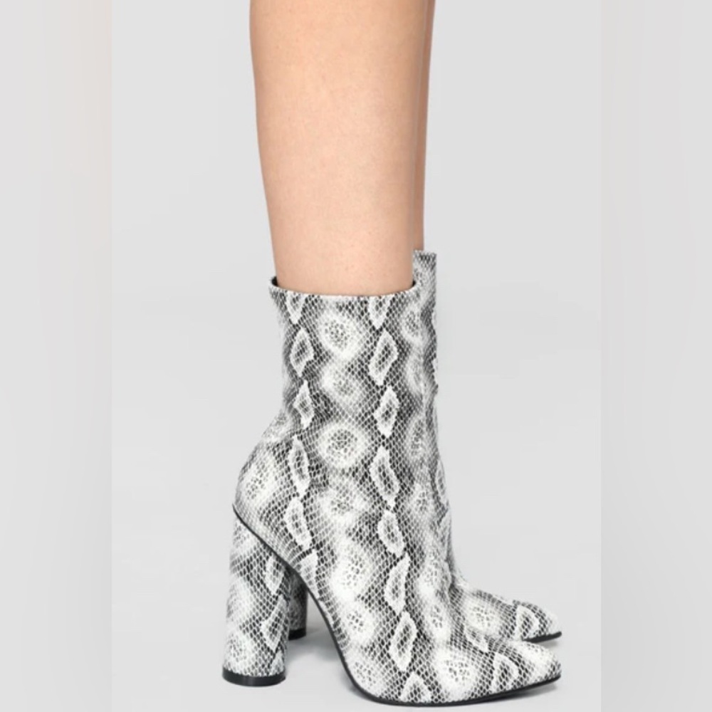 FASHION NOVA “Midnight Lover” Snake Print Ankle Boots Black and White Size 9M - Picture 6 of 11